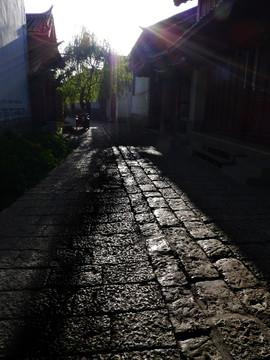 石板路上的晨昏，藏着慢游的诗意