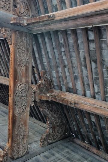 墙缝里的光阴，藏着我们未说尽的故事