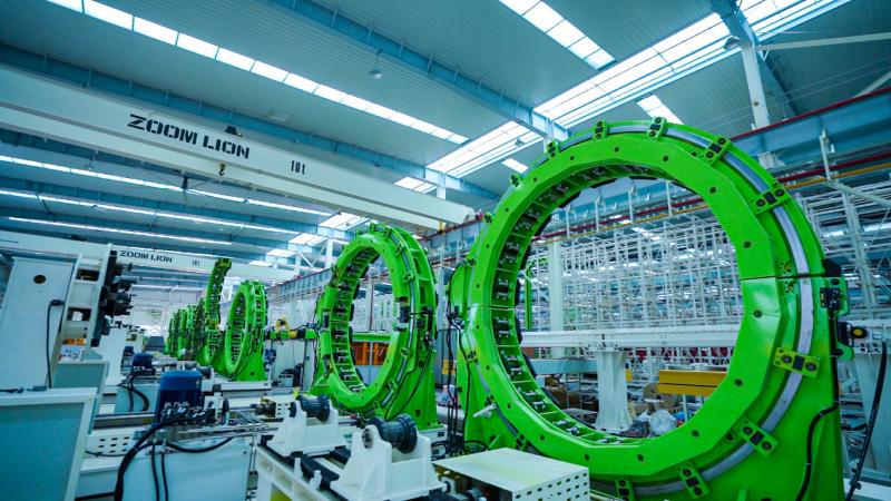 铁与火的温柔:那些藏在制造业褶皱里的光阴故事