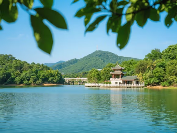 广东鹤岗哪里好玩的