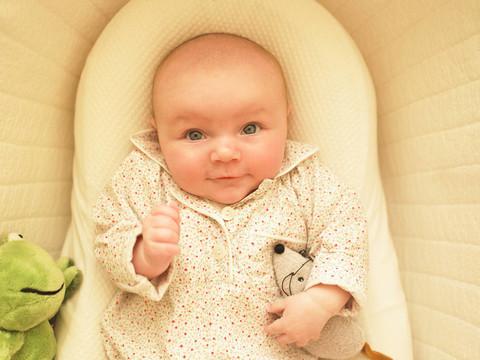 摇篮里的星辰与掌心的暖光