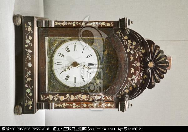 滴答声里的尘埃与月光