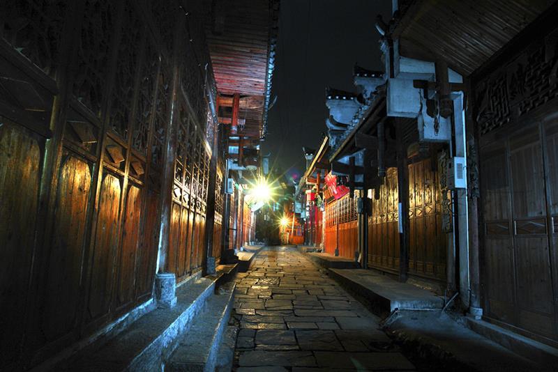 古巷深处的时光褶皱