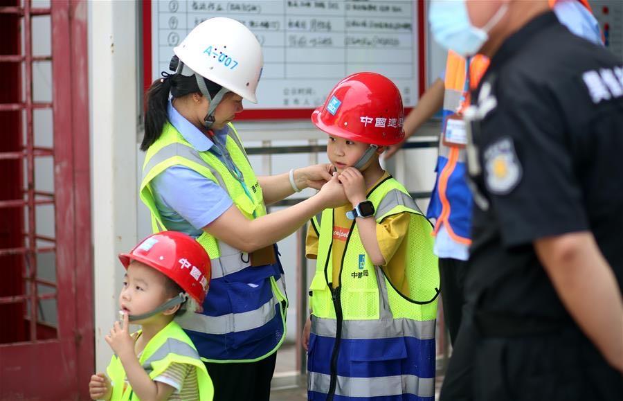 建筑工地上的 “欢乐喜剧人” 们