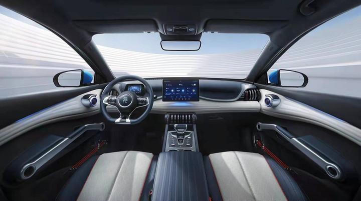 方向盘上的生活剧场：智能座舱里的时光褶皱