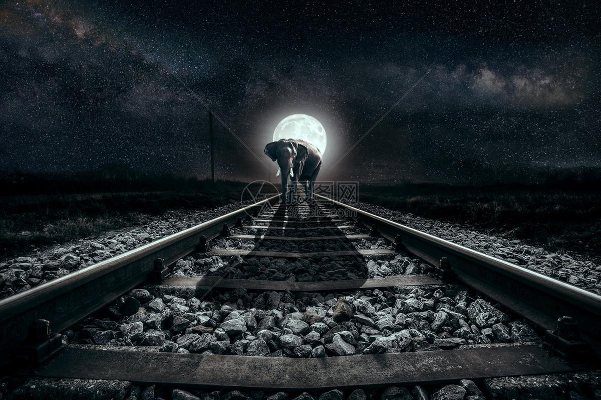 铁轨上的月光与仓库里的星辰