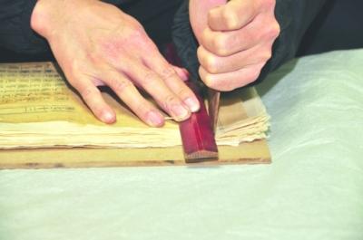 指尖上的千年文脉：古籍修复技艺的传承与守望