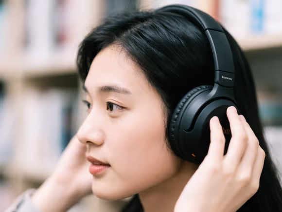 留学生头戴耳机怎么戴