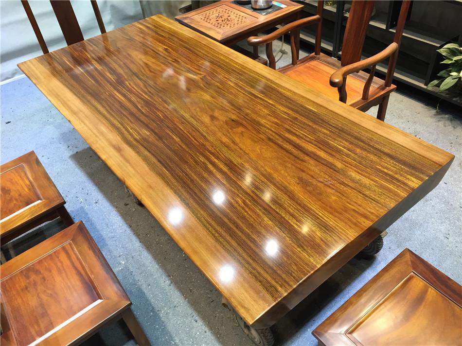 那片滚烫的毡垫:当体面沦为坐立难安的注脚