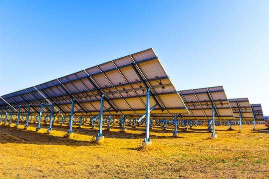 阳光编织的能源革命：光伏技术如何重塑我们的世界