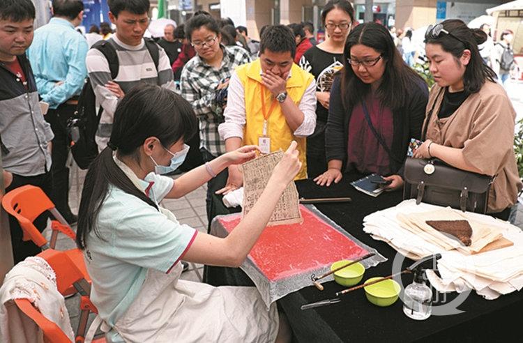 古籍修复技艺：守护文明根脉的无声匠心