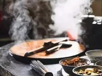 厨房烟火与枕边私语：当代婚恋里的温度与褶皱