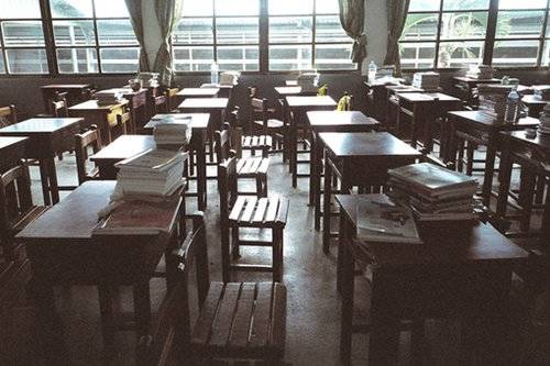 教室里的光影与窗外的风